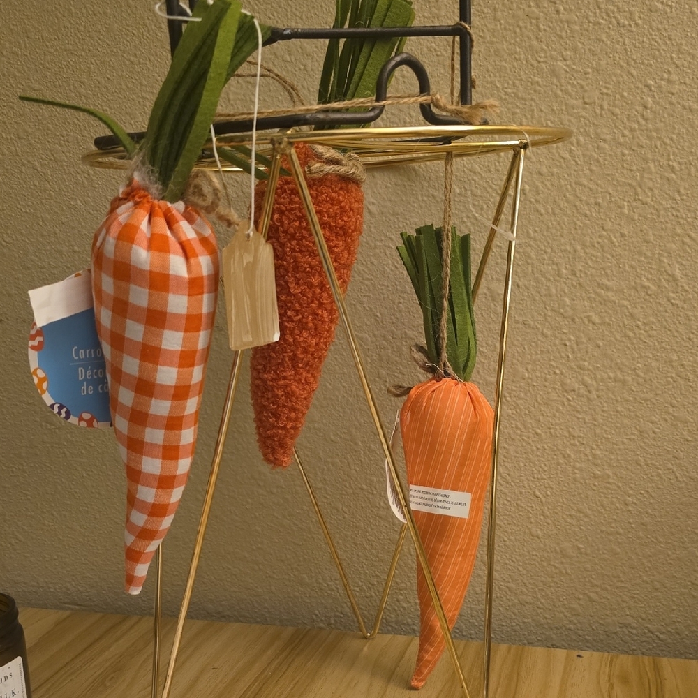 3/10 Decorative Hanging Carrots
